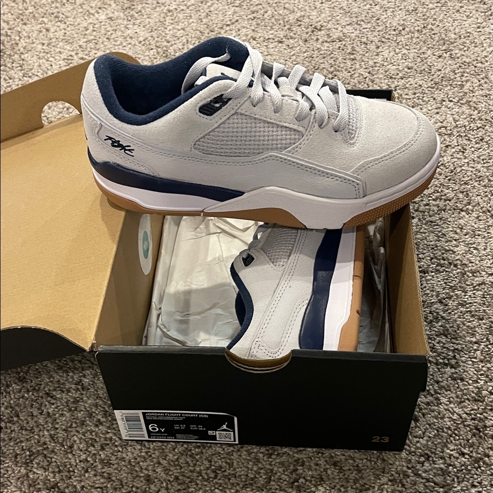 Jordan Flight Court GS in Grey and Navy